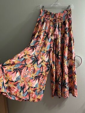 Fun bright floral wide leg pants flowy high rise stretchy summer vacation